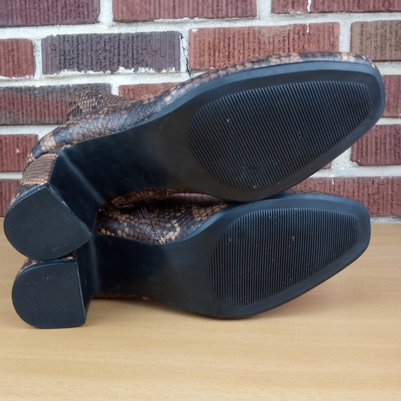 NWT Anne Klein 'Get-It' Vegan Leather Almond Toe Ankle Booties in Tobacco Snake - Picture 7 of 8